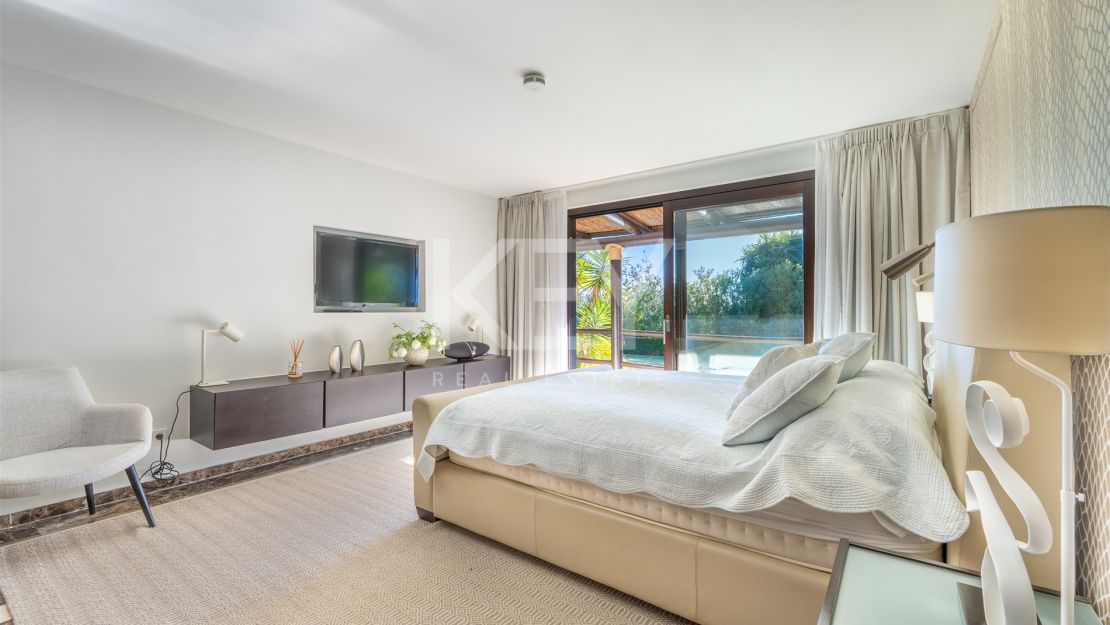 Villa de estilo tropical con dos piscinas y vistas a la montaña en Nueva Andalucía