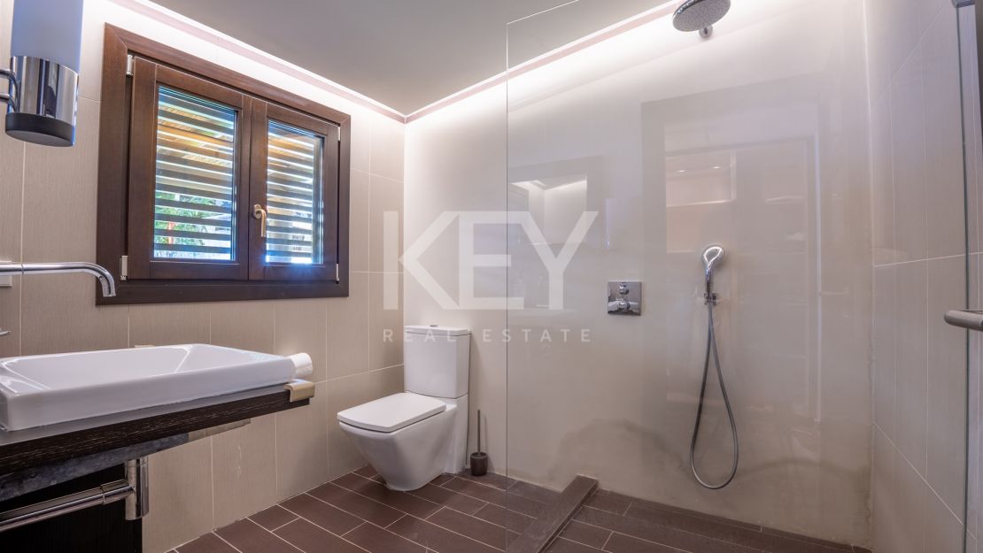 Villa de estilo tropical con dos piscinas y vistas a la montaña en Nueva Andalucía