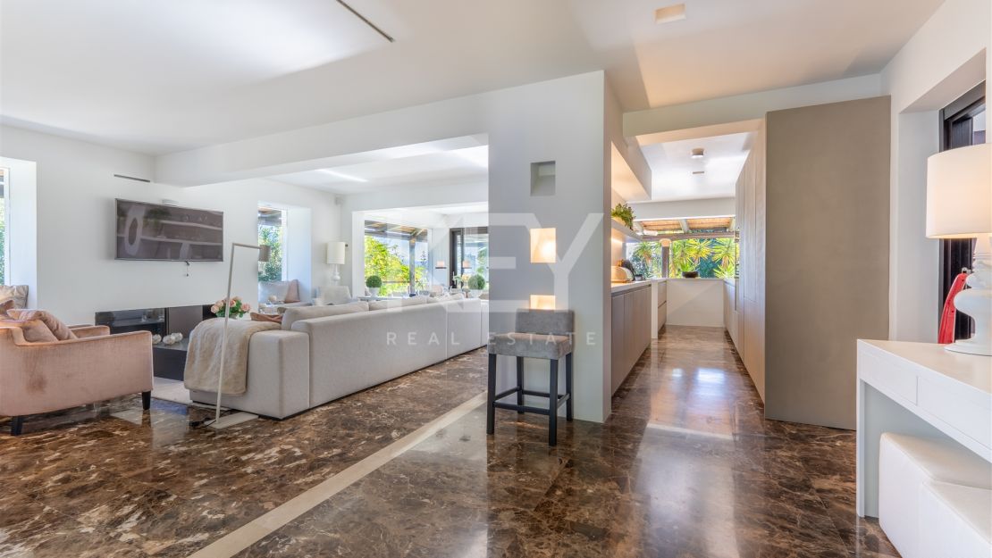 Villa de estilo tropical con dos piscinas y vistas a la montaña en Nueva Andalucía