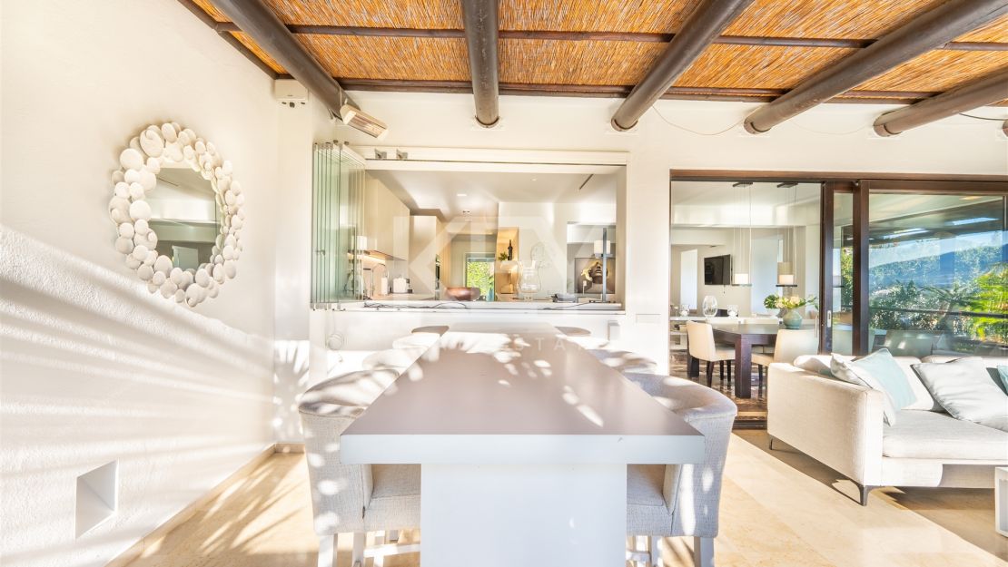 Villa de estilo tropical con dos piscinas y vistas a la montaña en Nueva Andalucía