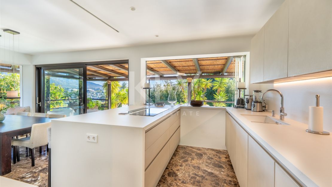 Villa de estilo tropical con dos piscinas y vistas a la montaña en Nueva Andalucía