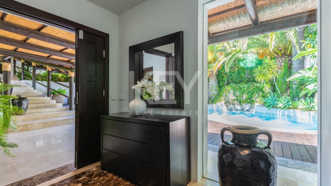 Villa de estilo tropical con dos piscinas y vistas a la montaña en Nueva Andalucía