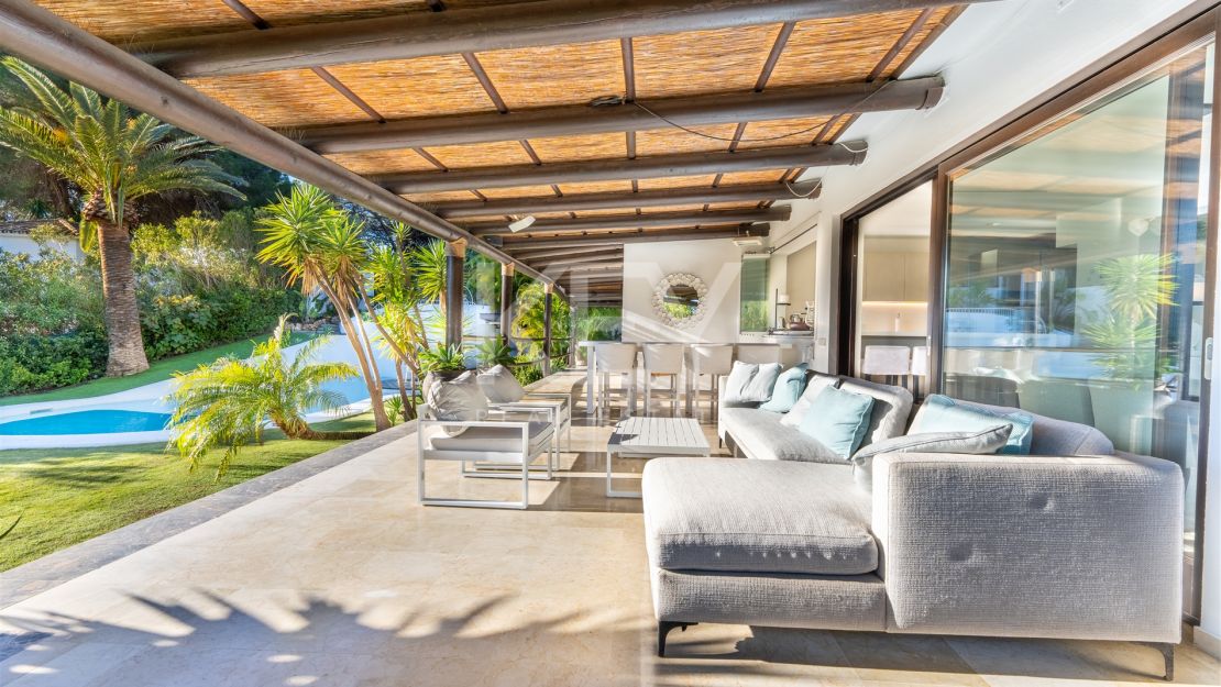 Villa de estilo tropical con dos piscinas y vistas a la montaña en Nueva Andalucía