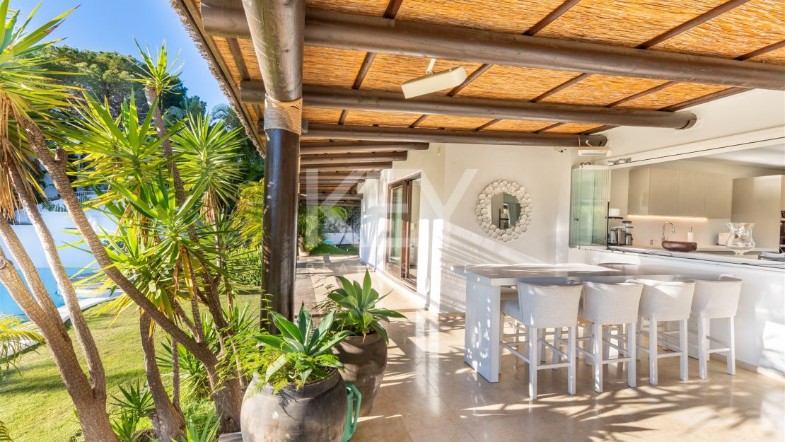 Villa de estilo tropical con dos piscinas y vistas a la montaña en Nueva Andalucía