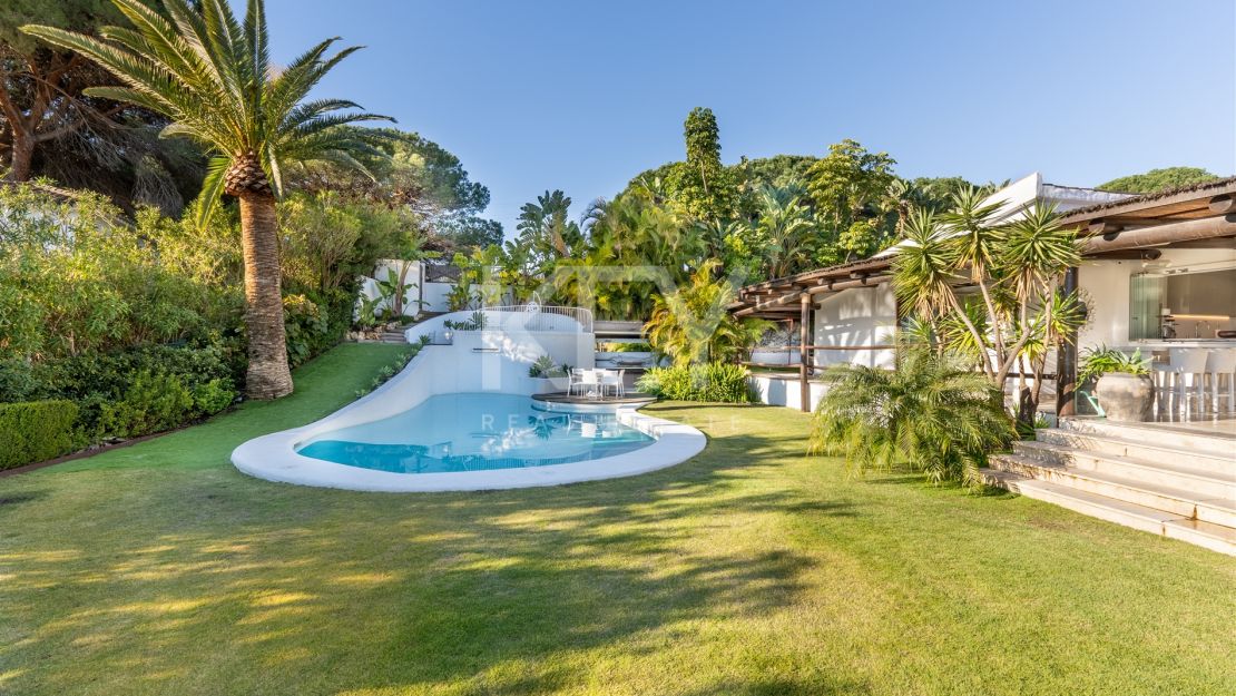 Villa de estilo tropical con dos piscinas y vistas a la montaña en Nueva Andalucía
