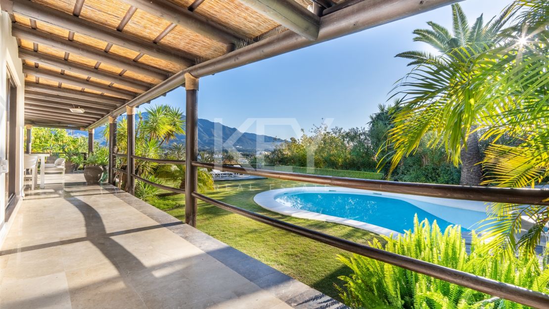 Villa de estilo tropical con dos piscinas y vistas a la montaña en Nueva Andalucía