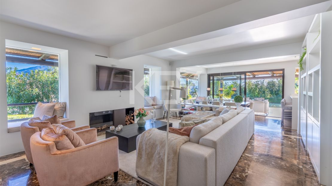 Villa de estilo tropical con dos piscinas y vistas a la montaña en Nueva Andalucía