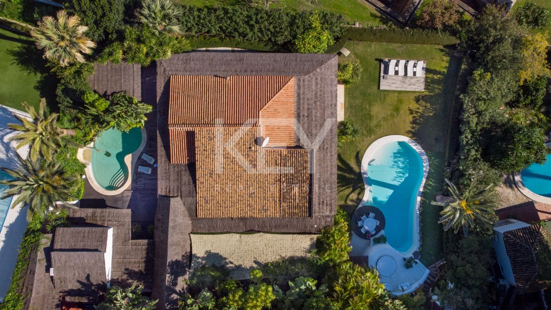 Villa de estilo tropical con dos piscinas y vistas a la montaña en Nueva Andalucía