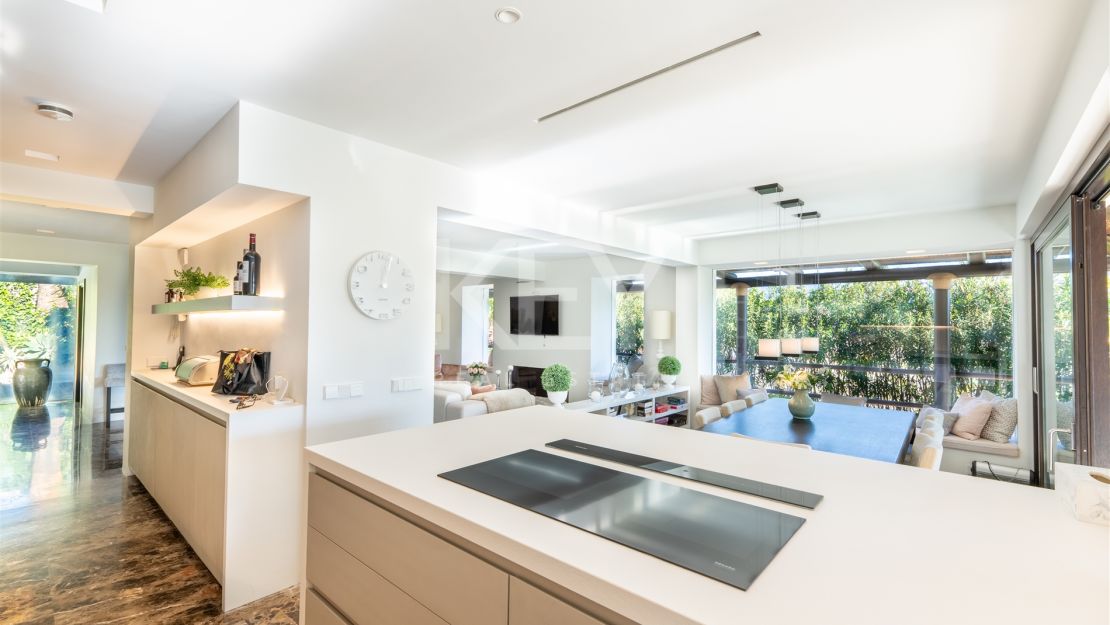 Villa de estilo tropical con dos piscinas y vistas a la montaña en Nueva Andalucía