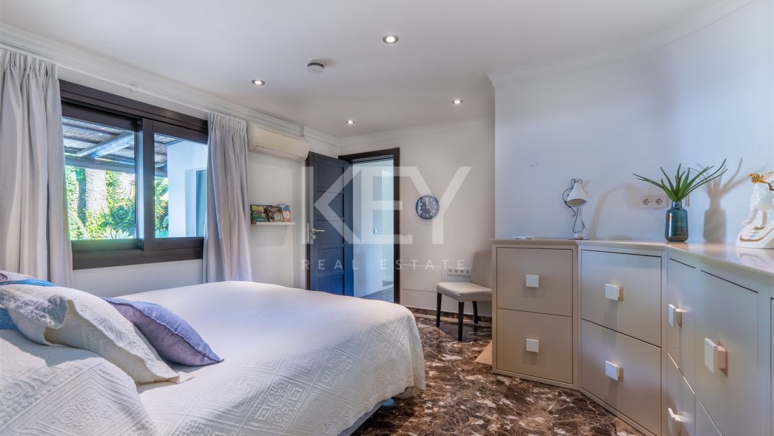 Villa de estilo tropical con dos piscinas y vistas a la montaña en Nueva Andalucía