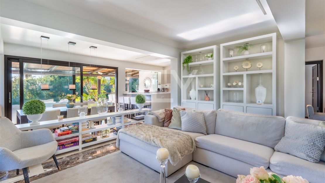 Villa de estilo tropical con dos piscinas y vistas a la montaña en Nueva Andalucía