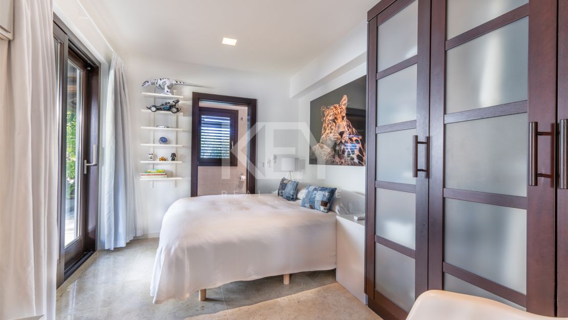 Villa de estilo tropical con dos piscinas y vistas a la montaña en Nueva Andalucía