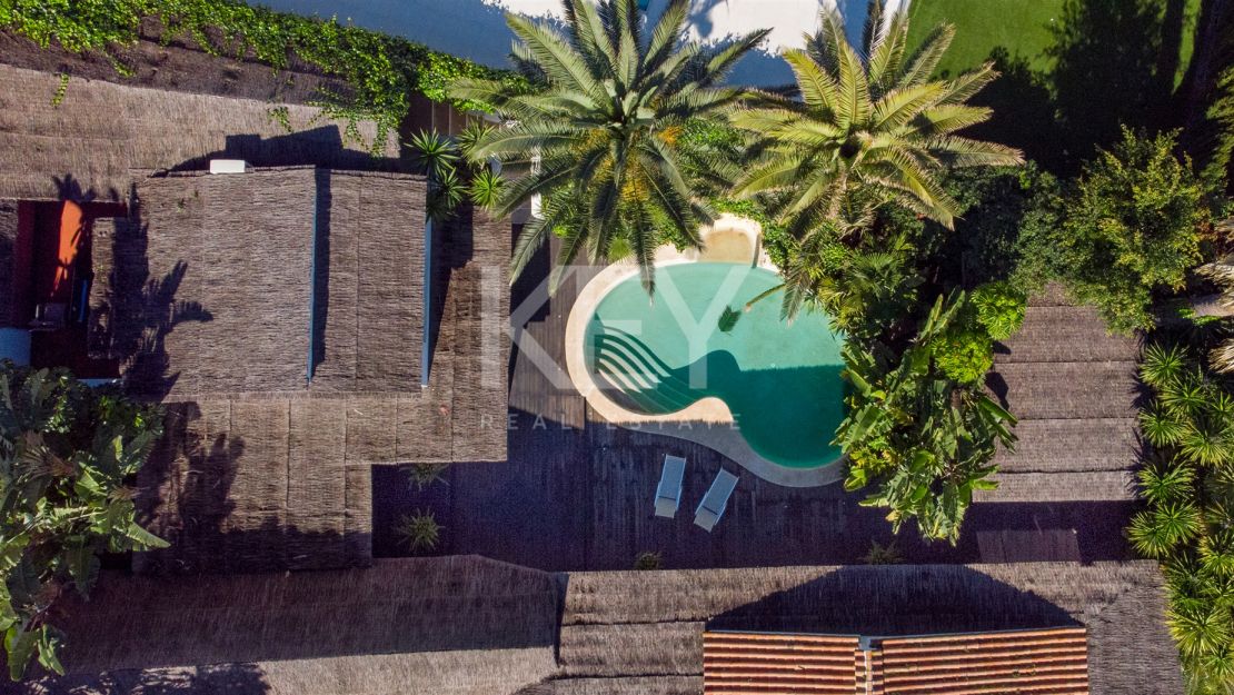 Villa de estilo tropical con dos piscinas y vistas a la montaña en Nueva Andalucía