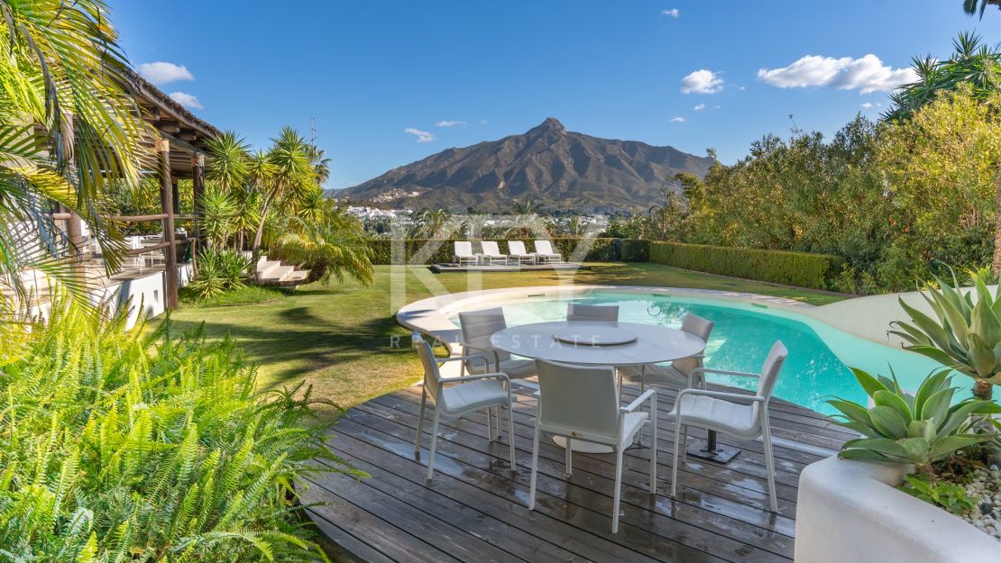 Villa de estilo tropical con dos piscinas y vistas a la montaña en Nueva Andalucía