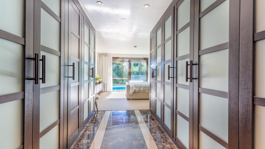 Villa de estilo tropical con dos piscinas y vistas a la montaña en Nueva Andalucía