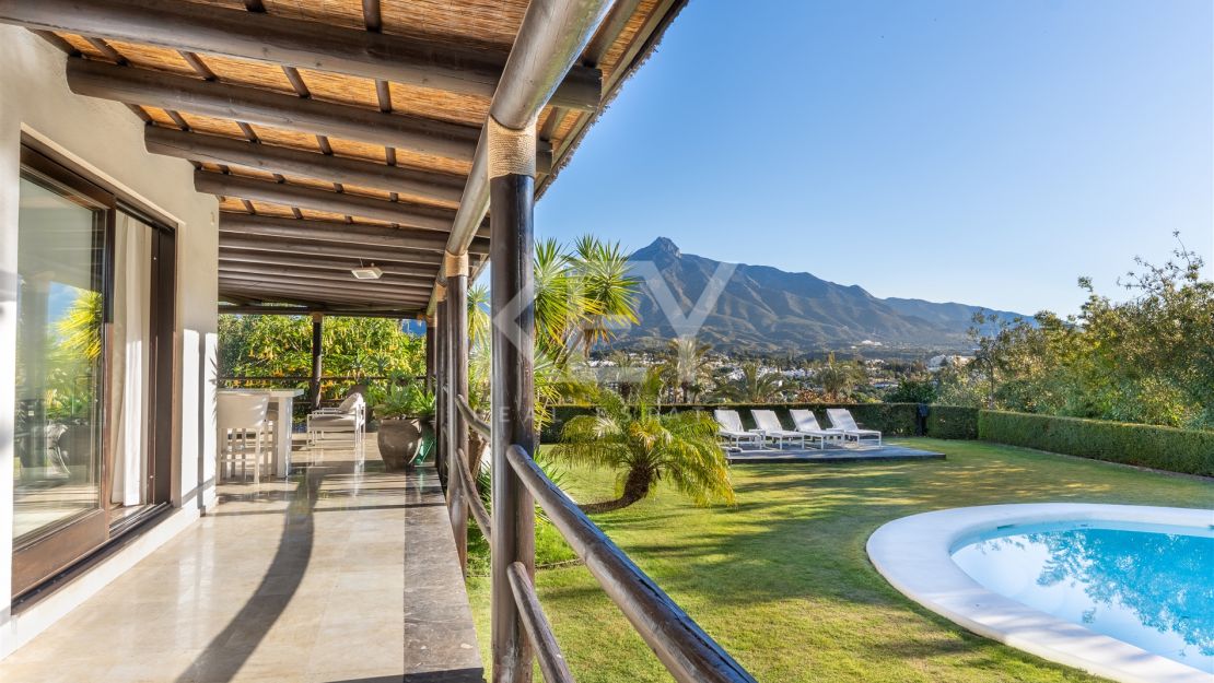 Villa de estilo tropical con dos piscinas y vistas a la montaña en Nueva Andalucía