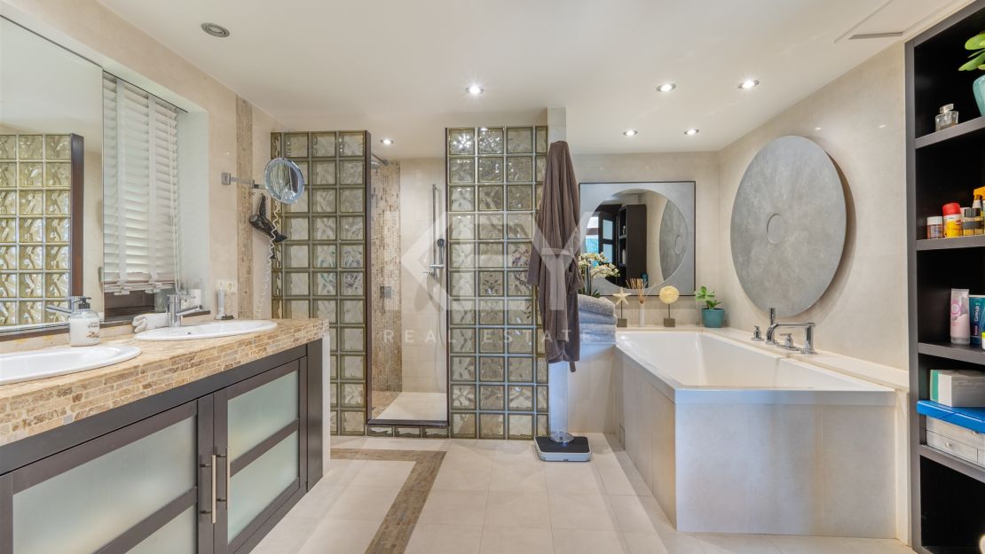 Villa de estilo tropical con dos piscinas y vistas a la montaña en Nueva Andalucía