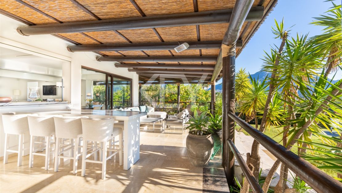 Villa de estilo tropical con dos piscinas y vistas a la montaña en Nueva Andalucía