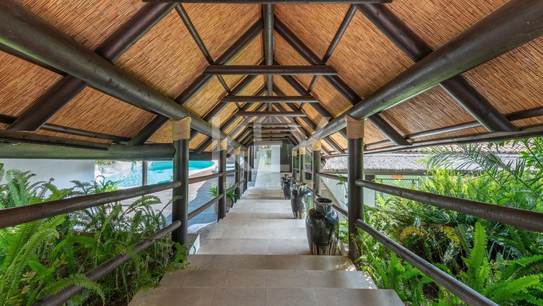 Villa de estilo tropical con dos piscinas y vistas a la montaña en Nueva Andalucía