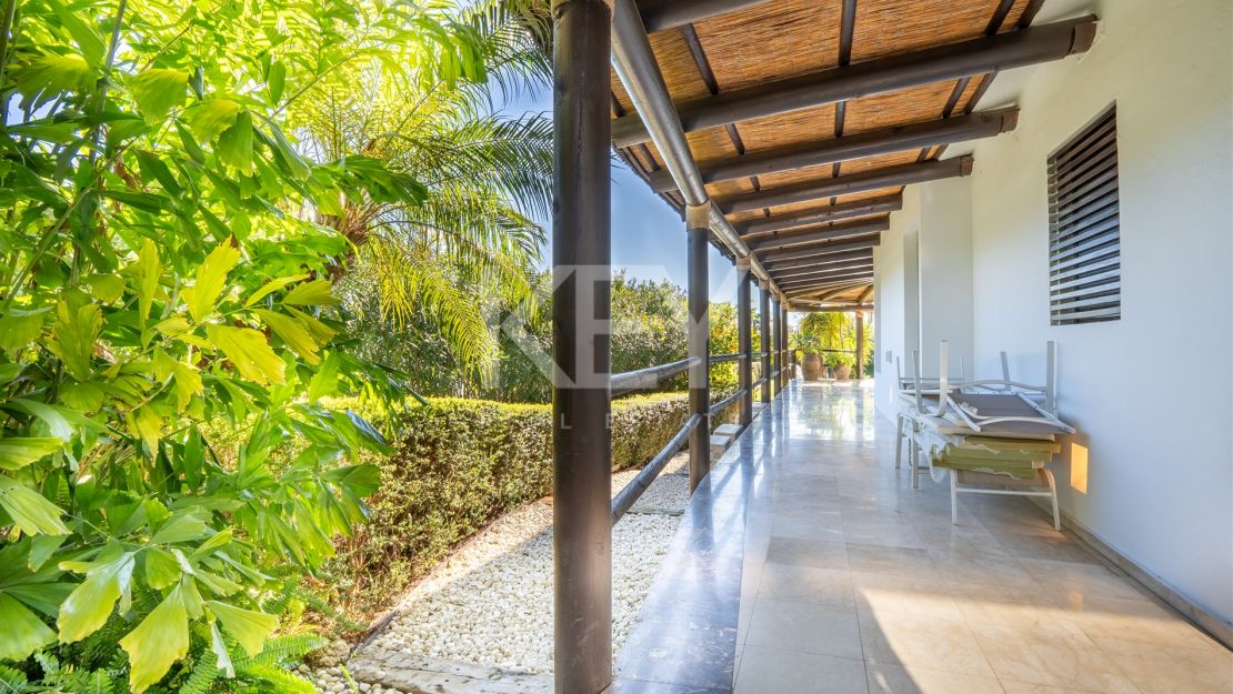 Villa de estilo tropical con dos piscinas y vistas a la montaña en Nueva Andalucía