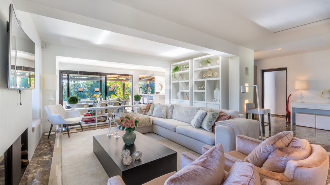 Villa de estilo tropical con dos piscinas y vistas a la montaña en Nueva Andalucía