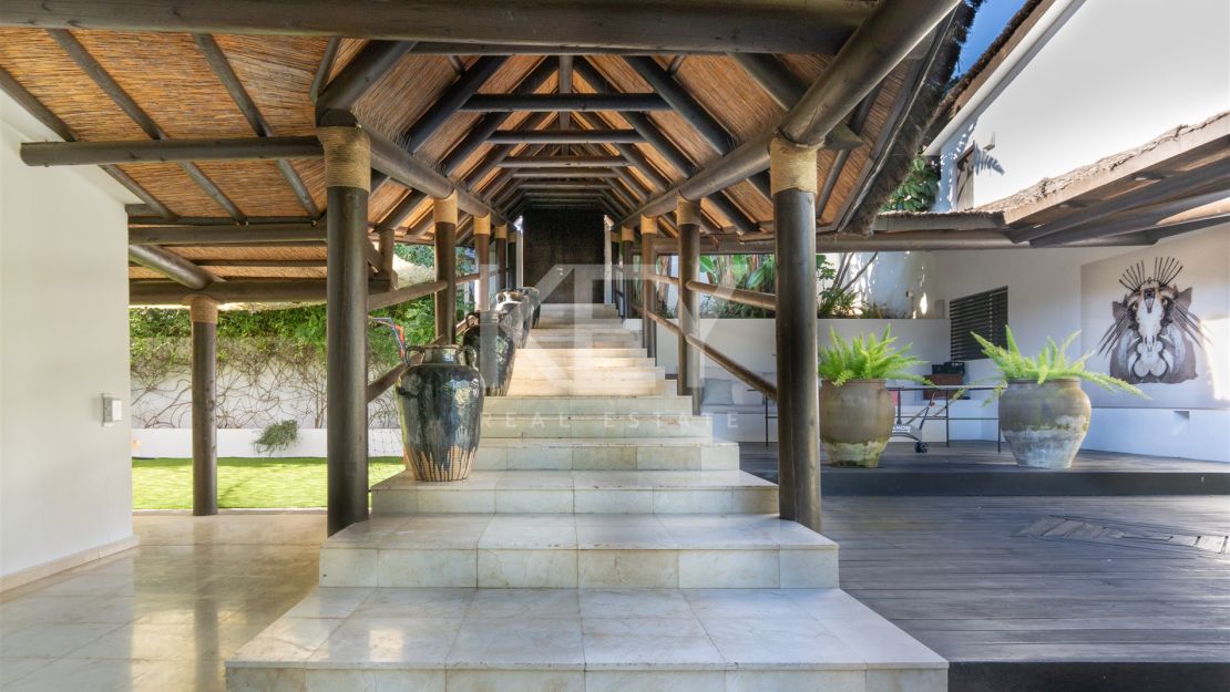 Villa de estilo tropical con dos piscinas y vistas a la montaña en Nueva Andalucía