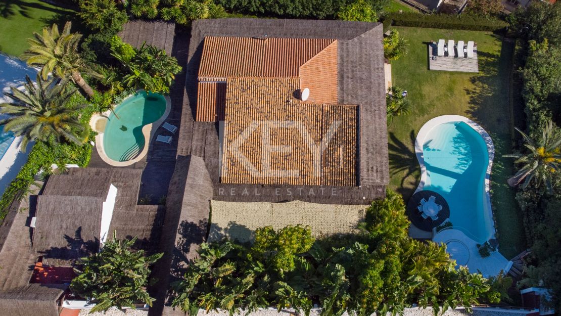 Villa de estilo tropical con dos piscinas y vistas a la montaña en Nueva Andalucía
