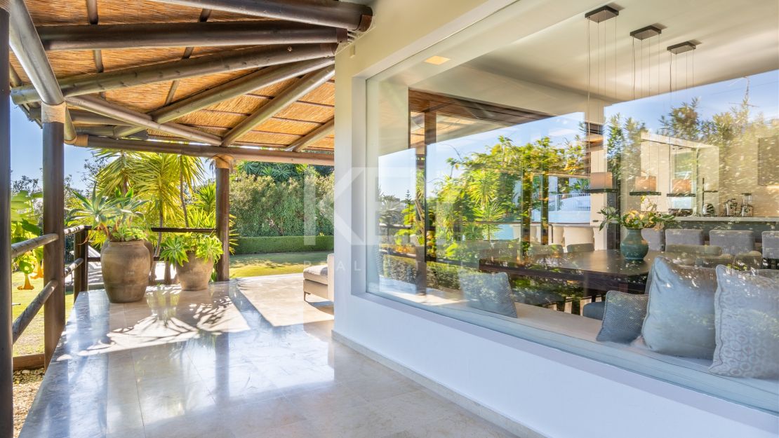 Villa de estilo tropical con dos piscinas y vistas a la montaña en Nueva Andalucía