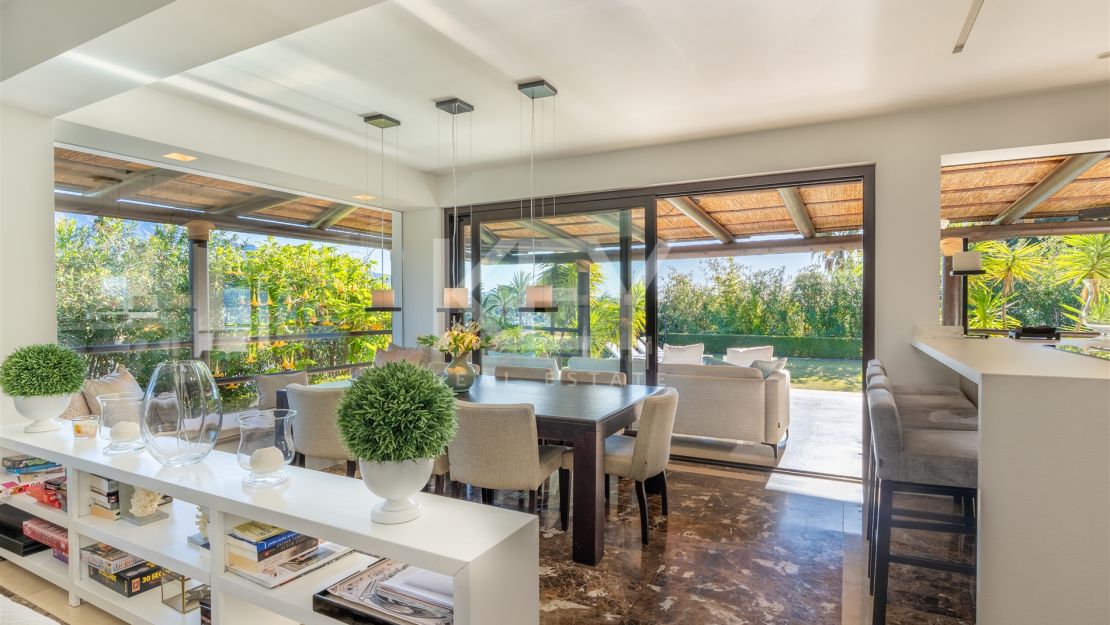 Villa de estilo tropical con dos piscinas y vistas a la montaña en Nueva Andalucía