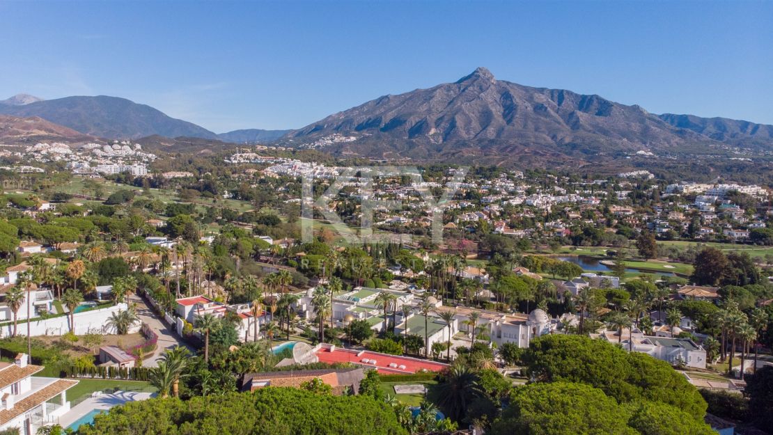 Villa de estilo tropical con dos piscinas y vistas a la montaña en Nueva Andalucía