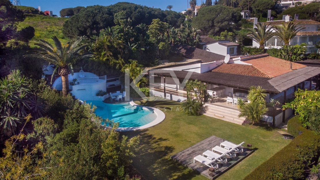 Villa de estilo tropical con dos piscinas y vistas a la montaña en Nueva Andalucía