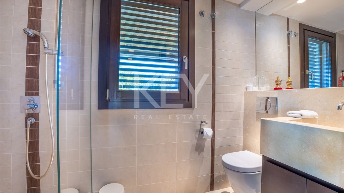 Villa de estilo tropical con dos piscinas y vistas a la montaña en Nueva Andalucía