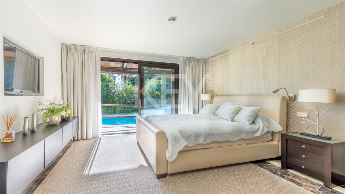 Villa de estilo tropical con dos piscinas y vistas a la montaña en Nueva Andalucía