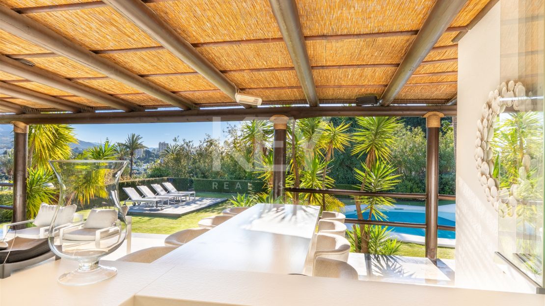 Villa de estilo tropical con dos piscinas y vistas a la montaña en Nueva Andalucía