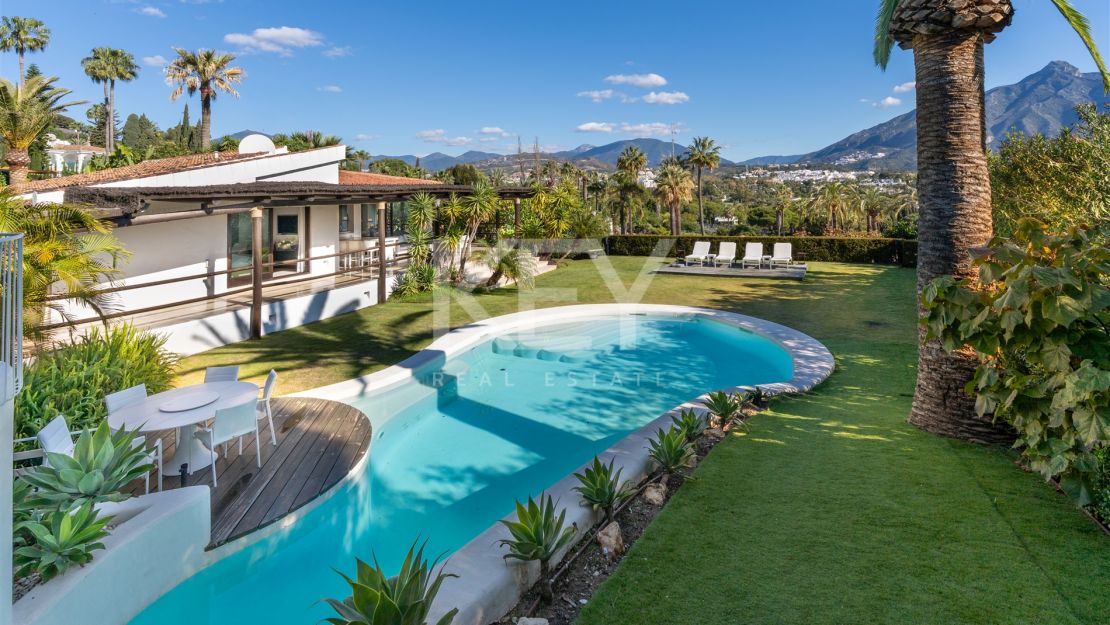 Tropical-style Villa with two pools and mountain views in Nueva Andalucía