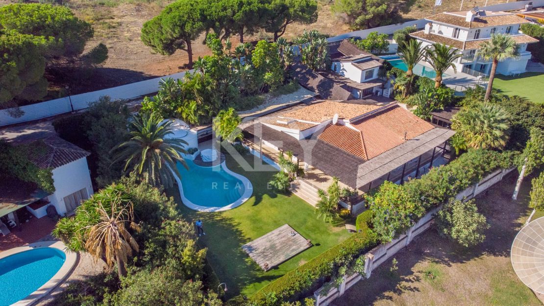 Villa de estilo tropical con dos piscinas y vistas a la montaña en Nueva Andalucía