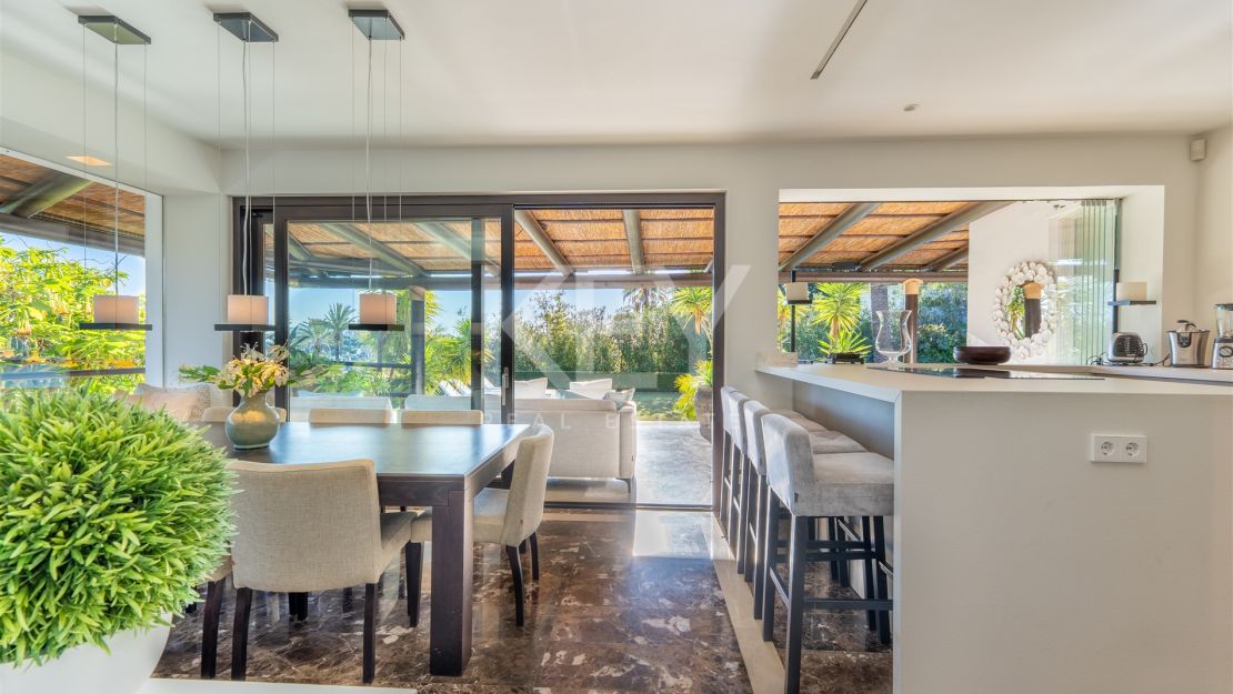 Villa de estilo tropical con dos piscinas y vistas a la montaña en Nueva Andalucía