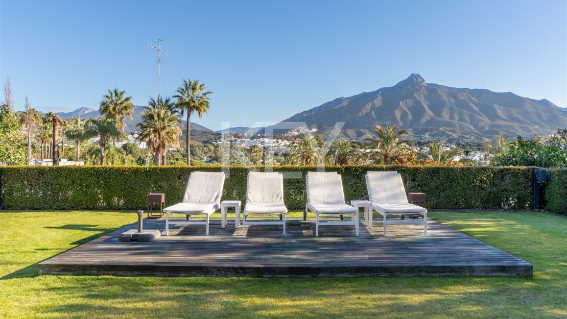 Villa de estilo tropical con dos piscinas y vistas a la montaña en Nueva Andalucía
