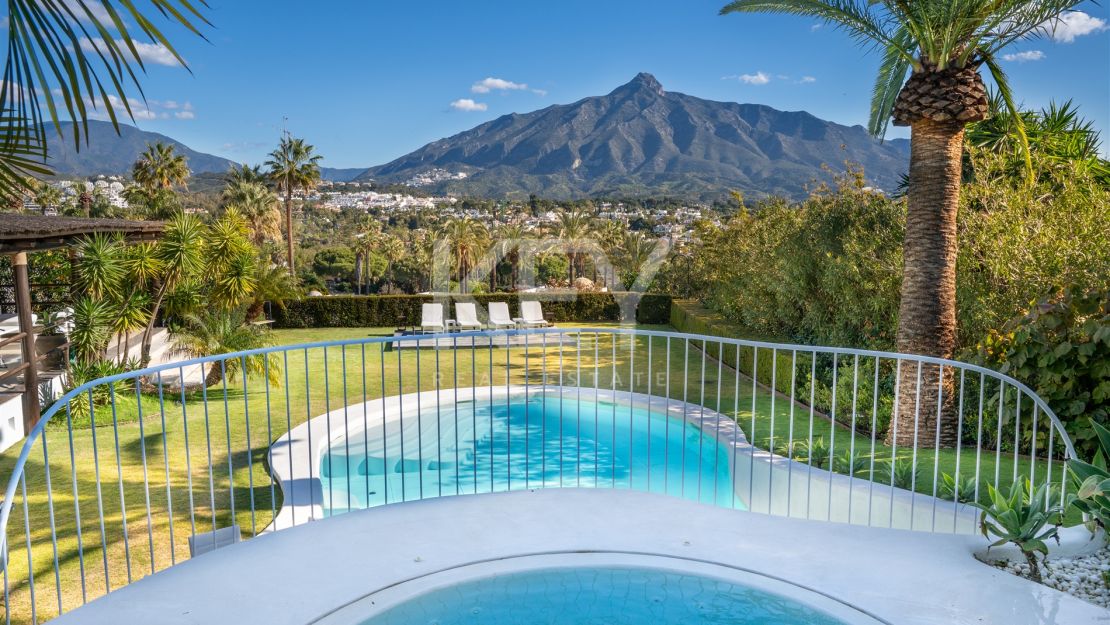 Villa de estilo tropical con dos piscinas y vistas a la montaña en Nueva Andalucía