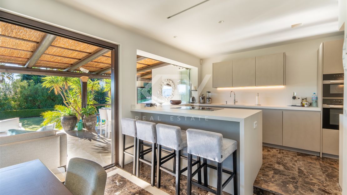 Villa de estilo tropical con dos piscinas y vistas a la montaña en Nueva Andalucía