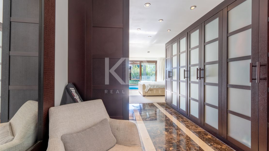 Villa de estilo tropical con dos piscinas y vistas a la montaña en Nueva Andalucía