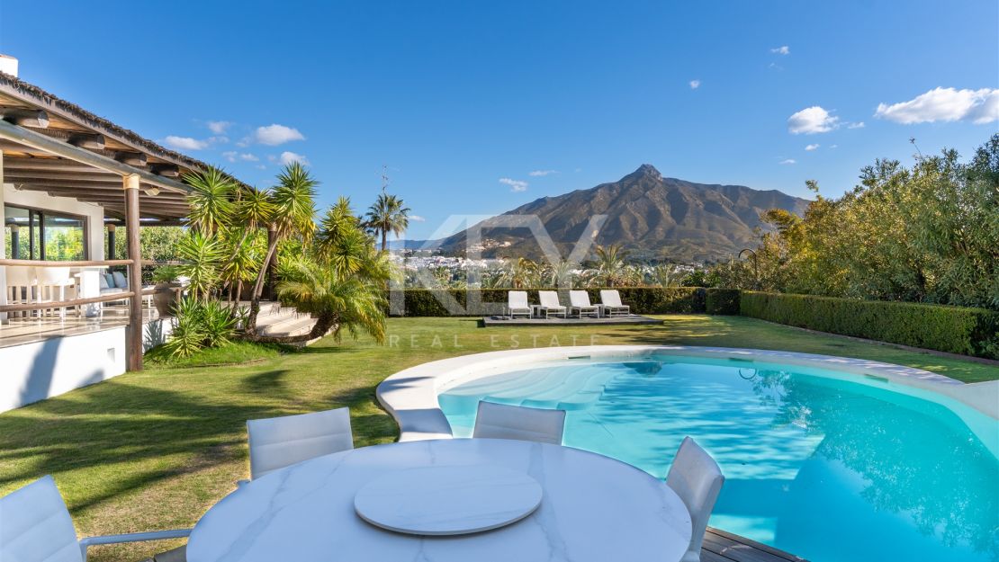 Villa de estilo tropical con dos piscinas y vistas a la montaña en Nueva Andalucía