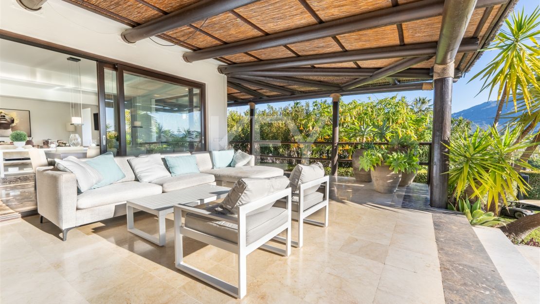 Villa de estilo tropical con dos piscinas y vistas a la montaña en Nueva Andalucía
