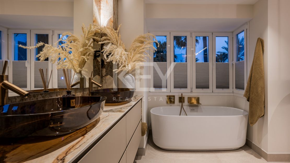 Отремонтированные апартаменты с видом на море на первой линии пляжа в Лос-Монтерос-Палм-Бич