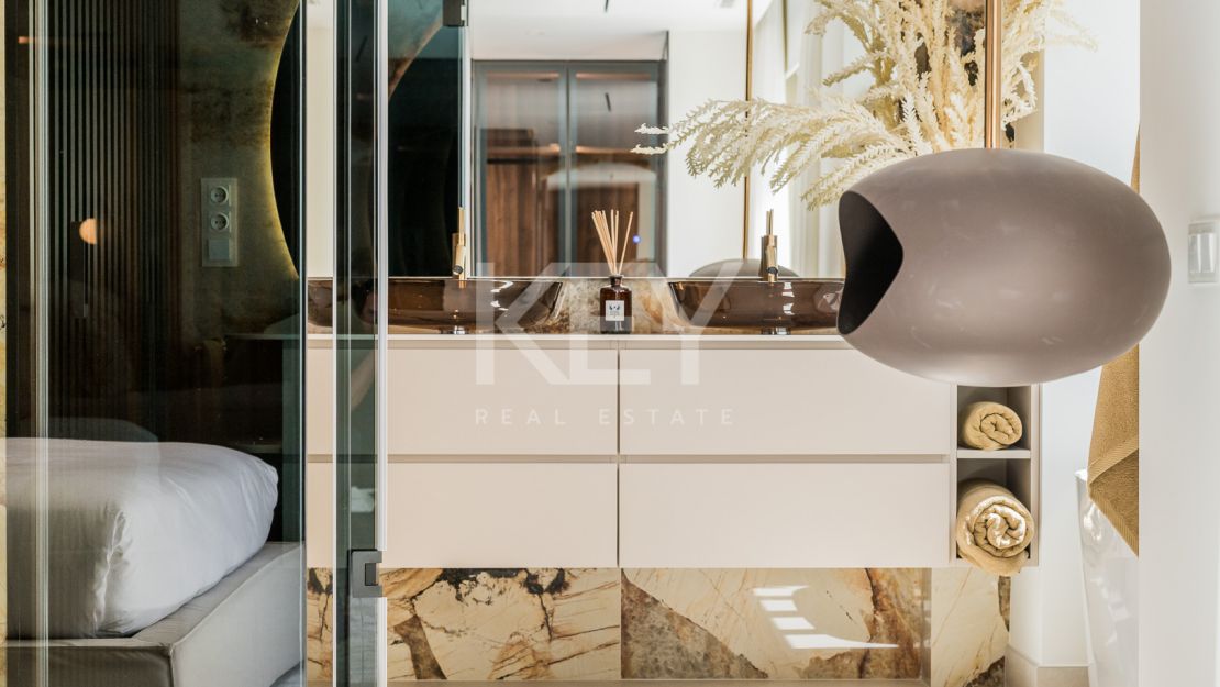 Отремонтированные апартаменты с видом на море на первой линии пляжа в Лос-Монтерос-Палм-Бич