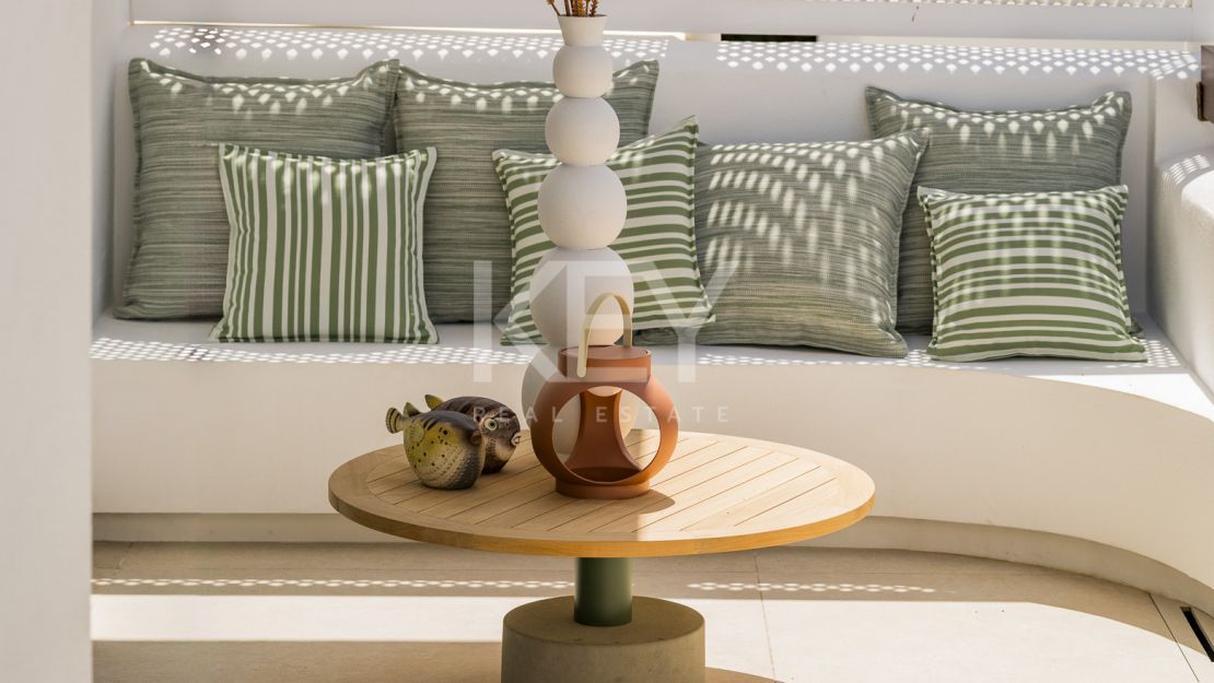 Отремонтированные апартаменты с видом на море на первой линии пляжа в Лос-Монтерос-Палм-Бич