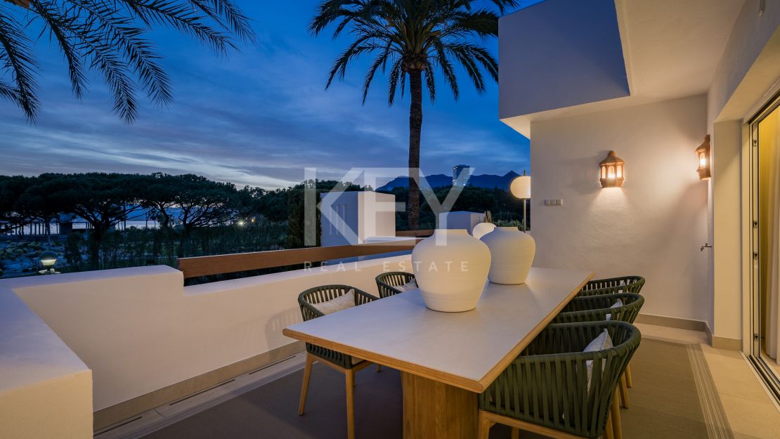 Отремонтированные апартаменты с видом на море на первой линии пляжа в Лос-Монтерос-Палм-Бич