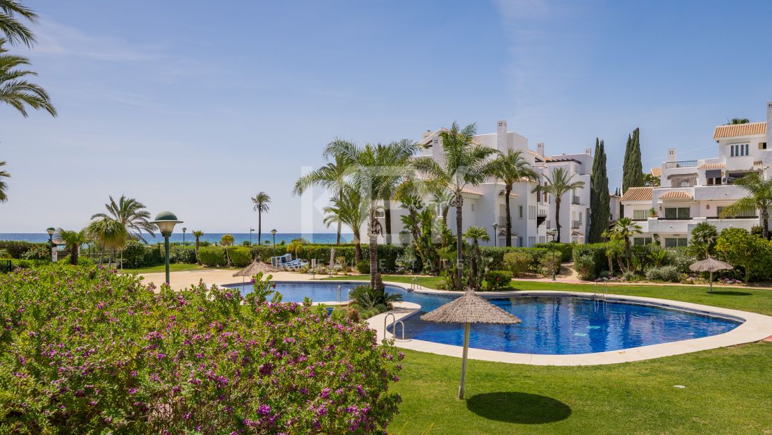 Отремонтированные апартаменты с видом на море на первой линии пляжа в Лос-Монтерос-Палм-Бич