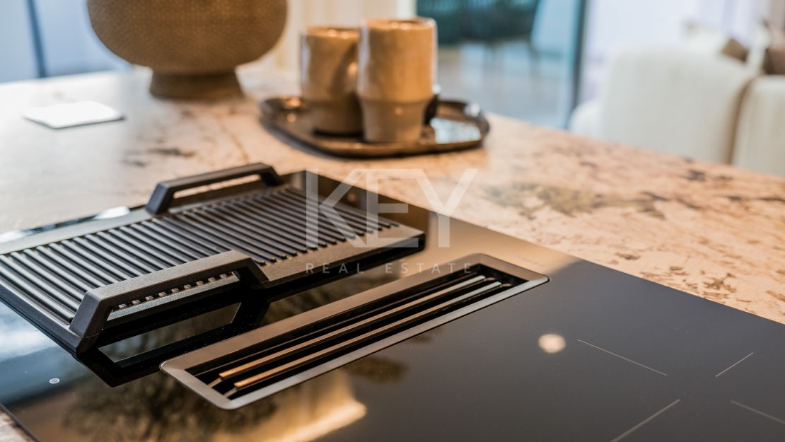 Отремонтированные апартаменты с видом на море на первой линии пляжа в Лос-Монтерос-Палм-Бич