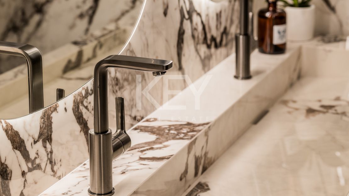 Отремонтированные апартаменты с видом на море на первой линии пляжа в Лос-Монтерос-Палм-Бич